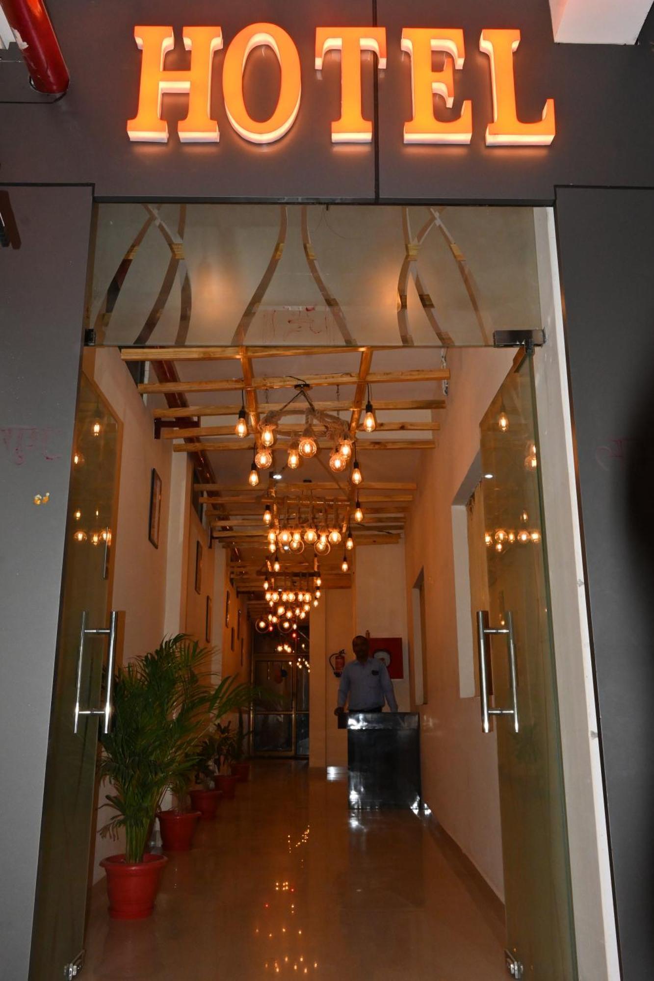 Gk Hotel And Restaurant 瓦拉纳西 外观 照片