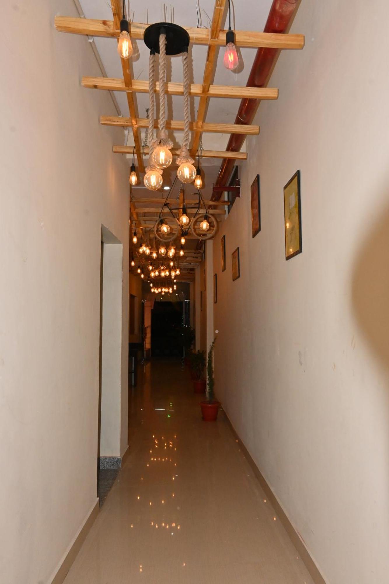 Gk Hotel And Restaurant 瓦拉纳西 外观 照片